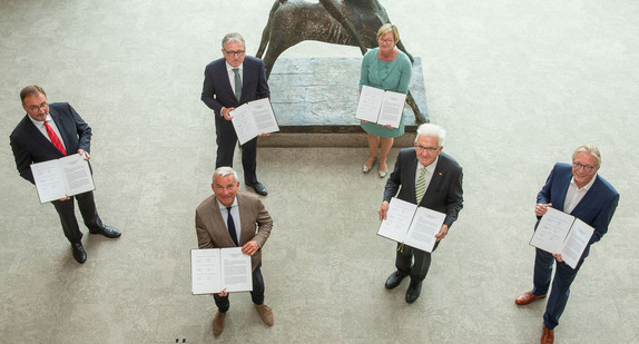 Hintere Reihe von links: Joachim Walter (Präsident des Landkreistages), Dr. Peter Kurz (Präsident des Städtetags), Edith Sitzmann (Landesfinanzministerin). Vordere Reihe von links: Thomas Strobl (Landesinnenminister), Ministerpräsident Winfried Kretschmann, Roger Kehle (Präsident des Gemeindetags) / Bild: Lichtgut / Leif Piechowski