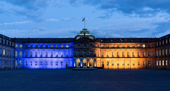 Das Neue Schloss in Stuttgart erstrahl am 24. Februar 2022 in den Nationalfarben der Ukraine gelb und blau.