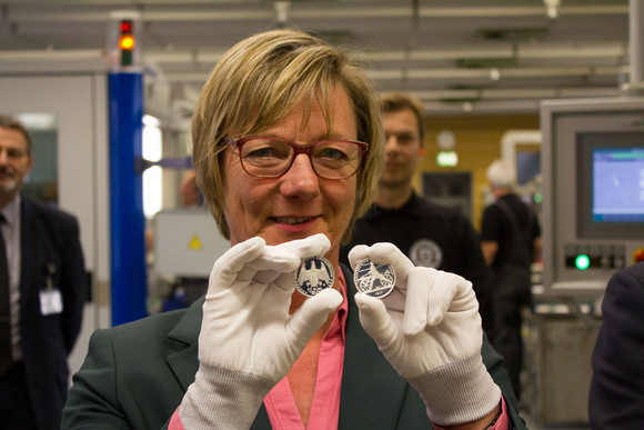 Beteiligungen Finanzministerin prägt erste 20-Euro-Sammlermünze „Laufmaschine von Karl Drais 1817“ Finanzministerin Edith Sitzmann präsentiert die erste 20-Euro-Sammlermünze „Laufmaschine von Karl Drais 1817“
