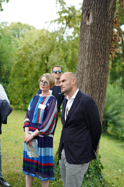 Minister Bayaz am Schloss Schwetzingen