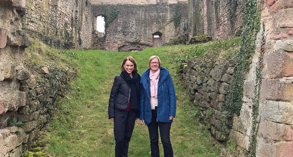 Staatssekretärin Petra Olschowski vom Wissenschaftsministerium und Finanzministerin Edith Sitzmann (v.l.n.r.) vor der Ruine der Hochburg Emmendingen.