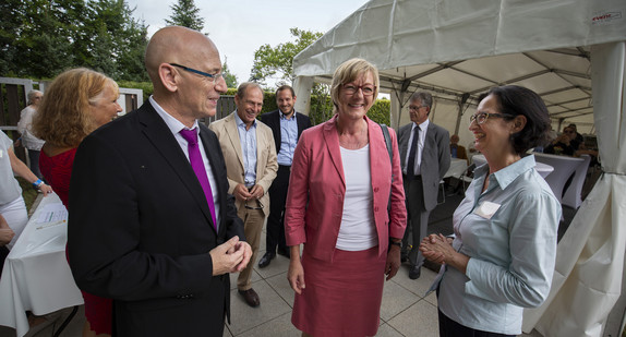 Finanzministerin Edith Sitzmann (Bildmitte) beim Sommerfest der Sammlung Domnick. Rechts die Leiterin der Sammlung Vera Romeau, links der Geschäftsführer der Staatlichen Schlösser und Gärten Baden-Württemberg Michael Hörrmann.