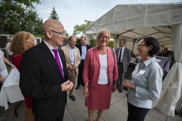 Schlösser und Gärten Sommerfest der Sammlung Domnick Finanzministerin Edith Sitzmann (Bildmitte) beim Sommerfest der Sammlung Domnick. Rechts die Leiterin der Sammlung Vera Romeau, links der Geschäftsführer der Staatlichen Schlösser und Gärten Baden-Württemberg Michael Hörrmann.