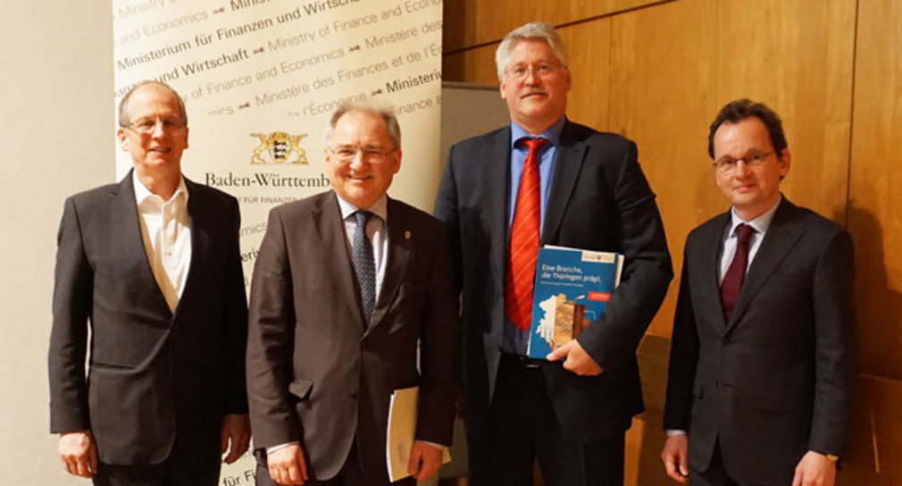 Das Strategieprojekt „Dialog und Perspektive Handwerk 2025“ wird vorgestellt (v.l.n.r.): Handwerkspräsident Rainer Reichhold, Thomas Malcherek, Hauptgeschäftsführer der Handwerkskammer Erfurt, Staatssekretär Peter Hofelich und Professor Dr. Bernhard Boockmann, wissenschaftlicher Direktor des IAW Tübingen 