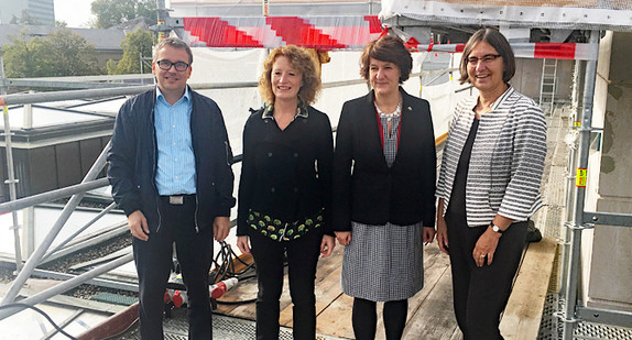 Finanzstaatssekretärin Gisela Splett (3.v.l.) und die Leiterin der Badischen Landesbibliothek Dr. Julia Freifrau Hiller von Gaertringen (4.v.l.) haben sich ein Bild vom Fortschritt der Sanierungsarbeiten an der Badischen Landesbibliothek (BLB) gemacht. Foto: Finanzministerium