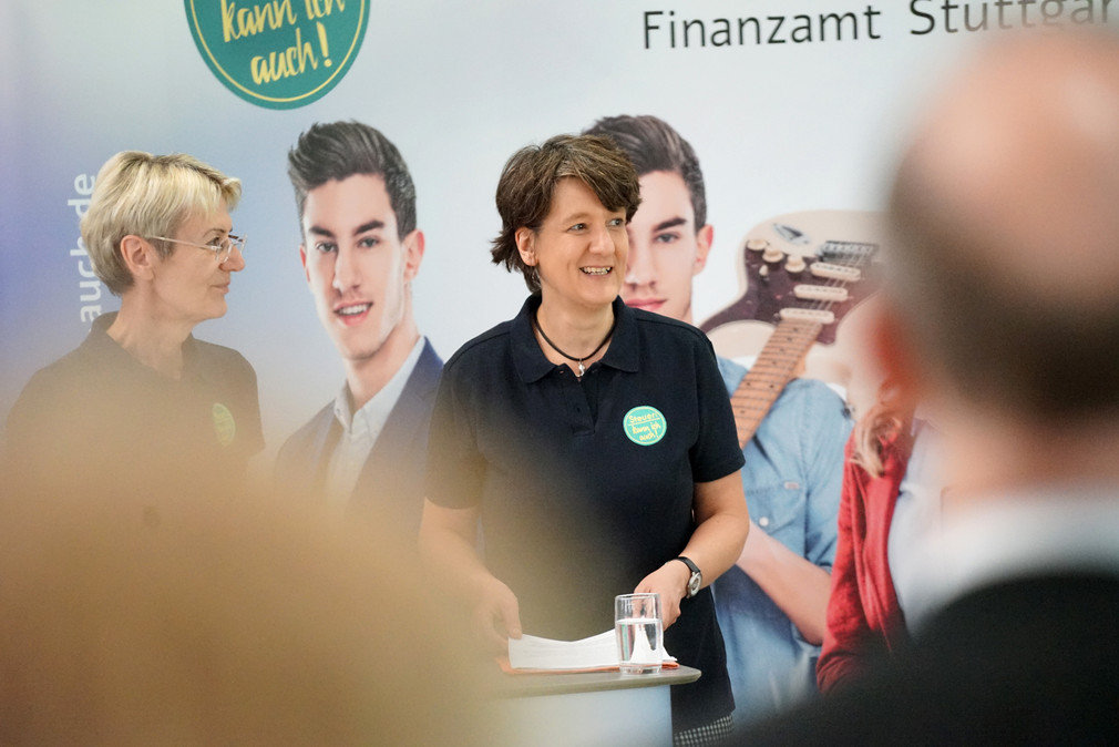 Staatssekretärin Gisela Splett stellt gemeinsam mit Oberfinanzpräsidentin Andrea Heck und einigen Auszubildenden des Finanzamts Stuttgart III die neue Nachwuchskampagne der Finanzverwaltung vor.