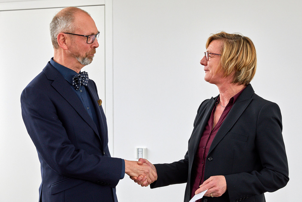 Finanzministerin Edith Sitzmann führt Klaus Max Rippel ins Amt ein.