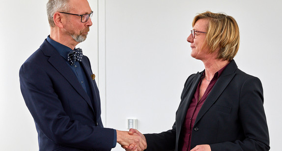 Finanzministerin Edith Sitzmann führt Klaus Max Rippel ins Amt ein.