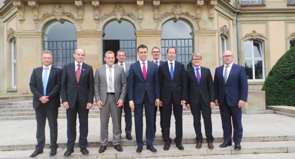 Automobildialog Automobildialog in Stuttgart: Minister Schmid bespricht mit Unternehmensspitzen die Zukunft des Automobils