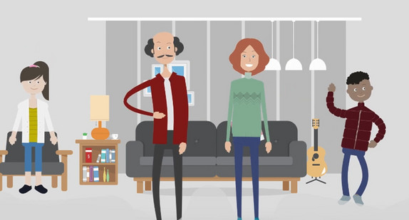 Illustrierte Familie in einem Wohnzimmer: Zwei Erwachsene stehen vor einem Sofa, daneben ein Mädchen und ein Junge. Die Szene symbolisiert eine Familie.
