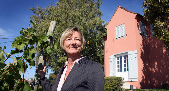 Finanzministerin Edith Sitzmann vor dem Fürstenhäusle in Meersburg.