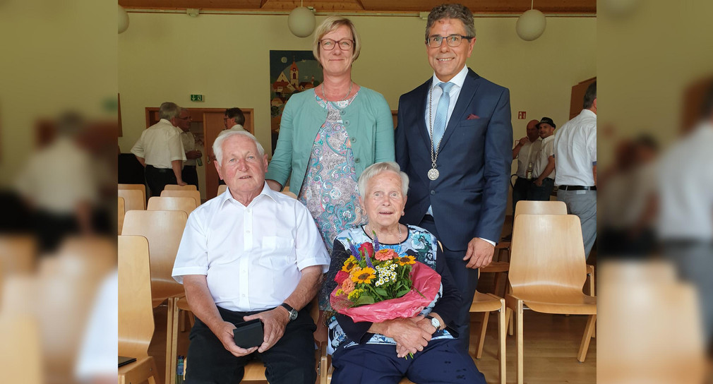 Finanzministerin Edith Sitzmann (hinten links) mit dem Ehepaar Faller sowie Buchenbachs Bürgermeister Harald Reinhard