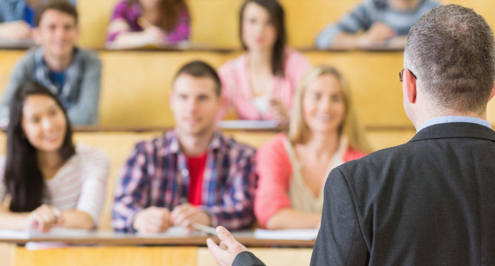 Bildungspaket Auswirkungen für Baden-Württemberg Vorlesung: Professor mit Studierenden (Quelle: Wavebreak, Fotolia)