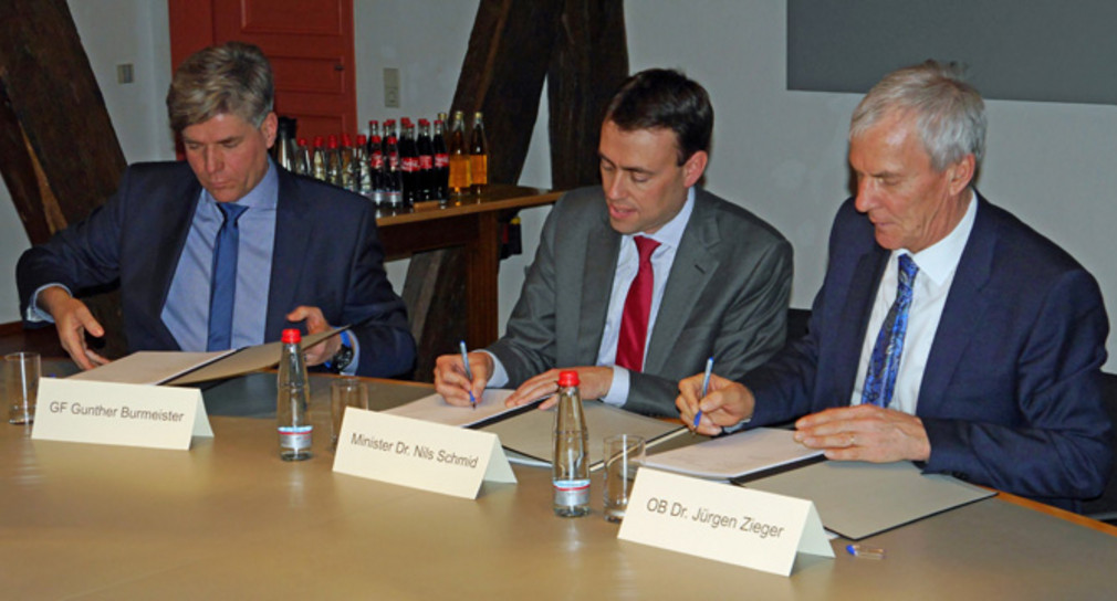 Finanz- und Wirtschaftsminister Nils Schmid, Oberbürgermeister Jürgen Zieger und die Wohnbau Stadt Esslingen GmbH - vertreten durch Geschäftsführer Gunther Burmeister - unterzeichneten in Esslingen den Grundstückstauschvertrag zwischen dem Land Baden-Württemberg und der Stadt Esslingen. (Foto: Stadt Esslingen)