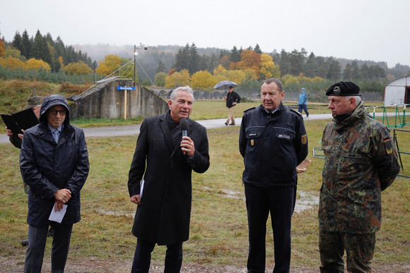 Sicherheit BWTEX 2019 Begrüßt wurden die Gäste auf dem Truppenübungsplatz von Landespolizeipräsident Gerhard Klotter, Innenminister Thomas Strobl, Landespolizeidirektor Karl Himmelhan und Brigadegeneral Andreas Henne (v.l.n.r.).