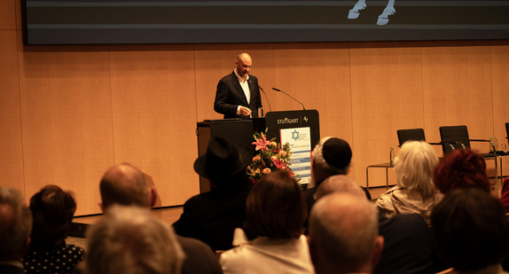 Minister Danyal Bayaz spricht an der Eröffnung der jüdischen Kulturwochen