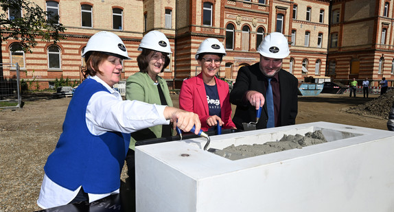 Auf dem Bild zu sehen sind (v.l.n.r.): Kultusministerin Theresa Schopper, Finanzstaatssekretärin Gisela Splett, Bürgermeisterin Bad Saulgau Doris Schröter und Marc-Oliver Heck, Kommissarischer Amtsleiter Vermögen und Bau Ravensburg