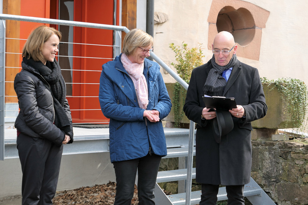 Staatssekretärin im Wissenschaftsministerium Petra Olschowski, Finanzministerin Edith Sitzmann, Geschäftsführer der SSG Michael Hörrmann (v.l.n.r.) besuchen die Ruine Hochburg.