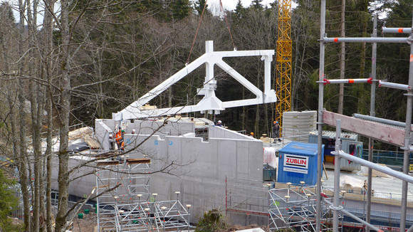 Montage der Stahlbauteile für die weit auskragenden Ausstellungsriegel. Auf die Abfangkonstruktion aus Stahl wird später der Holzbau aufgesetzt.