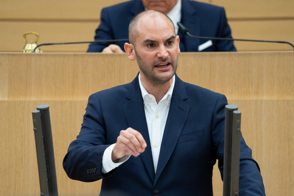 Haushalt Einbringung des Haushalts 2022 Finanzminister Dr. Danyal Bayaz bringt den Haushalt 2022 ins Parlament ein.