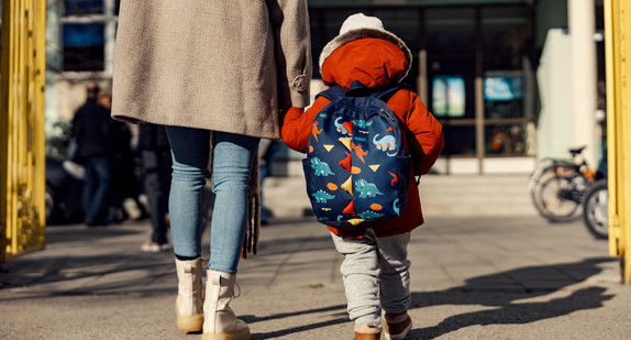 Kindergartenkind wird in von der Mutter begleitet.