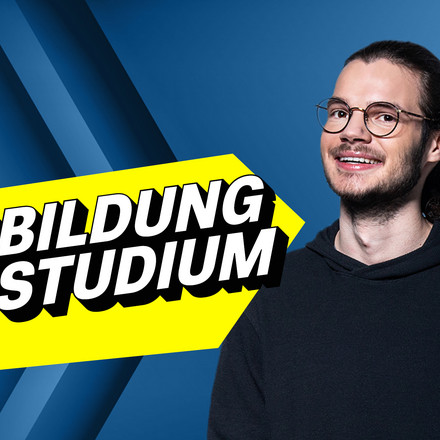 Zuversichtlicher junger Mann in einem schwarzen Pullover, repräsentiert „YOUNG TALENTS“ für Nachwuchsförderung beim Ministerium für Finanzen.