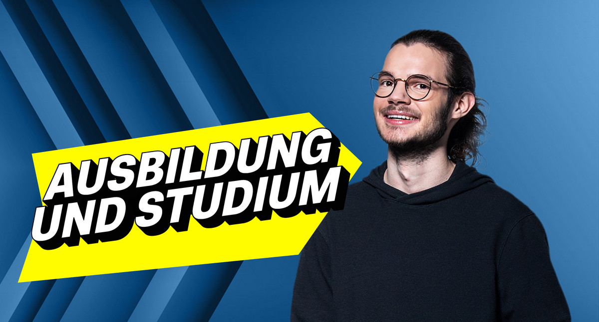 Zuversichtlicher junger Mann in einem schwarzen Pullover, repräsentiert „YOUNG TALENTS“ für Nachwuchsförderung beim Ministerium für Finanzen.