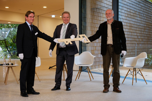 Der Leiter des Amts Pforzheim von Vermögen und Bau Baden-Württemberg, Christian Lindinger, Umweltminister Franz Untersteller und Dr. Wolfgang Schlund, Leiter des Nationalparks, (von links nach rechts) bei der Schlüsselübergabe  / Foto: Achim Birnbaum