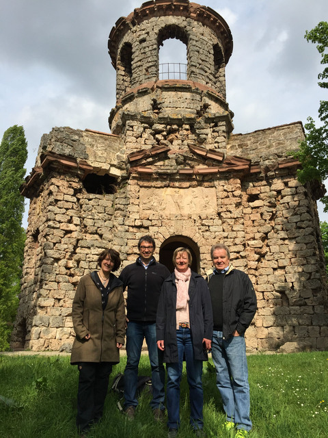 Finanzstaatssekretärin Gisela Splett, Umweltstaatssekretär Andre Baumann, Finanzministerin Edith Sitzmann und Umweltminister Franz Untersteller (v.l.n.r.) vor dem Merkur-Tempel im Schwetzinger Schlossgarten.