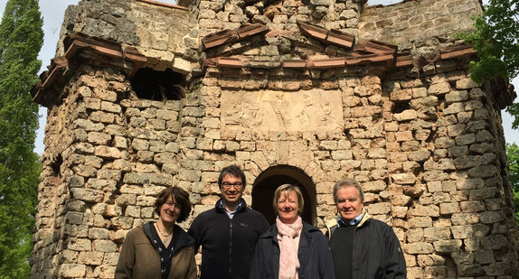 Finanzstaatssekretärin Gisela Splett, Umweltstaatssekretär Andre Baumann, Finanzministerin Edith Sitzmann und Umweltminister Franz Untersteller (v.l.n.r.) vor dem Merkur-Tempel im Schwetzinger Schlossgarten.