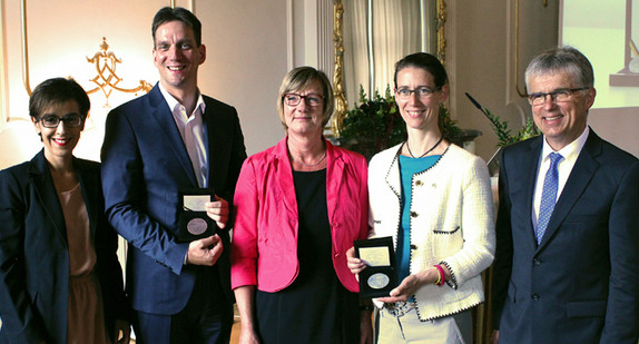 Finanzministerin stellt neue Kunstmedaille vor