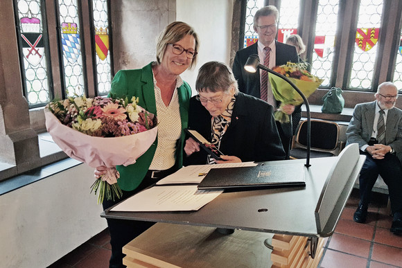 Auszeichnung Ministerin Sitzmann ehrt Maria Steinle Finanzministerin Edith Sitzmann ehrt Maria Steinle für ihr humanitäres Engagement mit dem Verdienstkreuz am Bande.