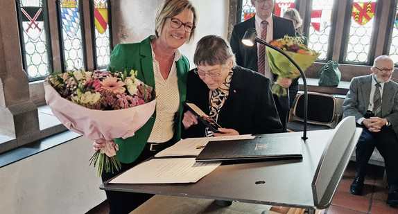 Finanzministerin Edith Sitzmann ehrt Maria Steinle für ihr humanitäres Engagement mit dem Verdienstkreuz am Bande.