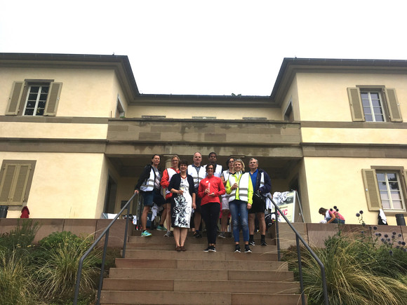 Schlösser und Gärten Radtour mit Gisela Splett und dem ADFC Gruppenbild nach der Ankunft an der Grabkapelle auf dem Württemberg.