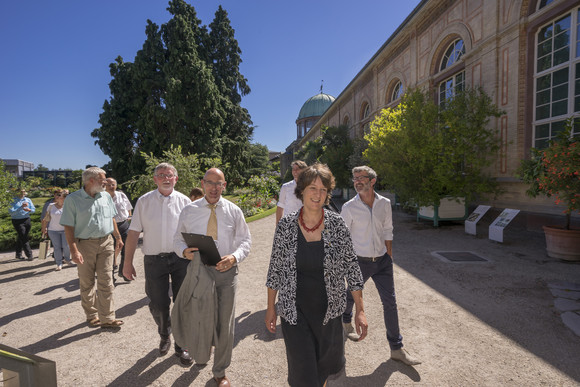 Schlösser und Gärten Schlösserreise nach Rastatt und Karlsruhe taatssekretärin Dr. Gisela Splett besucht im Rahmen der Schlösserreise 2016 den Botanischen Garten.