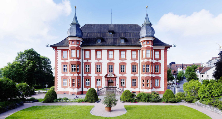 Barockes Schloss Bonndorf mit symmetrischer Fassade und Vorplatz.
