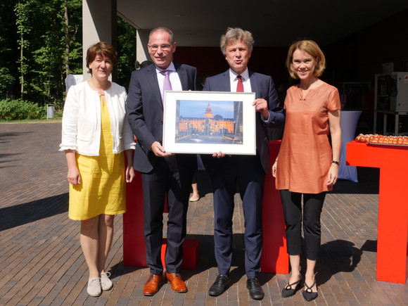 Hochbau Laborneubau an die Hochschule Karlsruhe übergeben Finanzstaatssekretärin Gisela Splett, der Rektor der Hochschule Karlsruhe, Frank Artinger, Karlsruhes Oberbürgermeister Frank Mentrup und Petra Olschowski, Kunststaatssekretärin (von links) bei der Übergabe des neuen Labor- und Seminargebäudes an die Hochschule Karlsruhe.