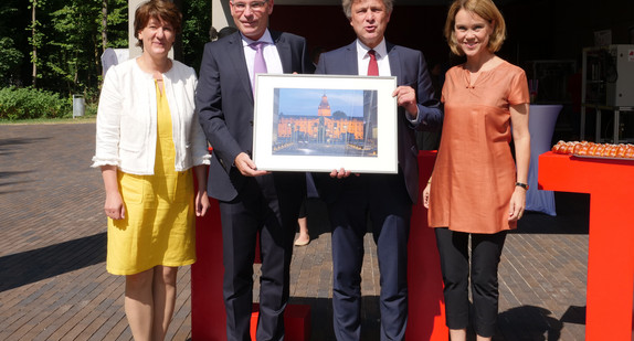 Finanzstaatssekretärin Gisela Splett, der Rektor der Hochschule Karlsruhe, Frank Artinger, Karlsruhes Oberbürgermeister Frank Mentrup und Petra Olschowski, Kunststaatssekretärin (von links) bei der Übergabe des neuen Labor- und Seminargebäudes an die Hochschule Karlsruhe.