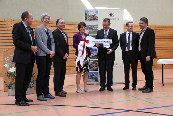 Staatssekretärin im Finanzministerium, Gisela Splett (Mitte), und Ministerialdirektor im Justizministerium, Elmar Steinbacher (3. v.r), übergeben den Neubau der Torwache an die Justizvollzugsanstalt Mannheim.