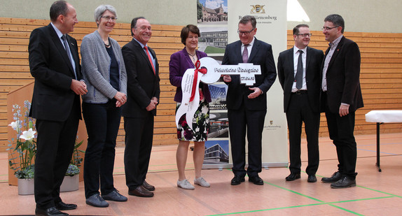 Staatssekretärin im Finanzministerium, Gisela Splett (Mitte), und Ministerialdirektor im Justizministerium, Elmar Steinbacher (3. v.r), übergeben den Neubau der Torwache an die Justizvollzugsanstalt Mannheim.
