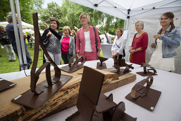 Schlösser und Gärten Sommerfest der Sammlung Domnick Finanzministerin Edith Sitzmann (Bildmitte) beim Rundgang auf dem Sommerfest der Sammlung Domnick.