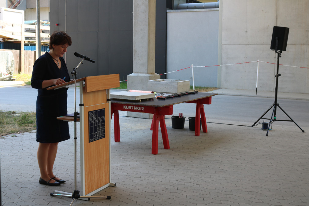 Staatssekretärin Gisela Splett bei der Grundsteinlegung für das Center for Visual Computing of Collectives an der Universität Konstanz.