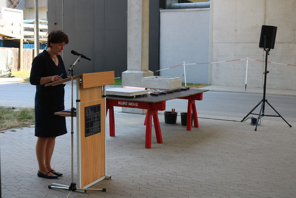 Hochbau Neubau für das Center for Visual Computing of Collectives Staatssekretärin Gisela Splett bei der Grundsteinlegung für das Center for Visual Computing of Collectives an der Universität Konstanz.