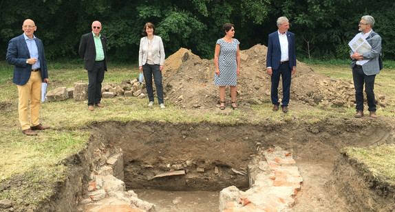 V.l.n.r.: Michael Hörrmann, Geschäftsführer der Staatlichen Schlösser und Gärten Baden-Württemberg, Abgeordneter Manfred Kern, Finanzstaatssekretärin Gisela Splett, Abgeornete Barbara Saebel, Abgeordneter Karl Klein, Gartenkonservator Prof. Dr. Hartmut Troll