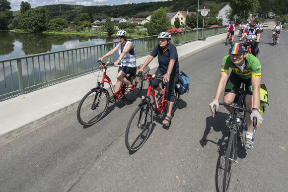 Schlösser und Gärten Radtour mit Staatssekretärin Splett und dem ADFC Auf Tour im Taubertal: Gisela Splett und Gudrun Zühlke (ADFC)