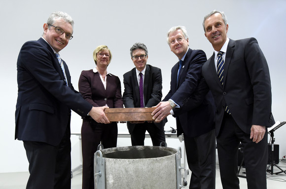 Finanzministerin Edith Sitzmann (2. von links) legt gemeinsam mit Prof. Dr. Wolfram Burgard, Dr. Dieter Salomon, Karl-Heinz Bühler und Prof. Dr. Hans-Jochen Schiewer eine befüllte Zeitkapsel in den Grundstein des Institute for Machine-Brain Interfacing Technology an der Universität Freiburg.