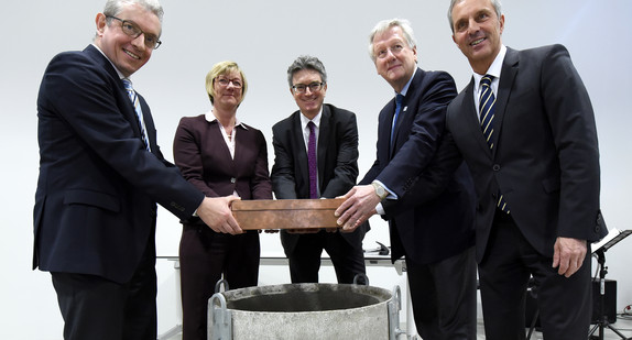Finanzministerin Edith Sitzmann (2. von links) legt gemeinsam mit Prof. Dr. Wolfram Burgard, Dr. Dieter Salomon, Karl-Heinz Bühler und Prof. Dr. Hans-Jochen Schiewer eine befüllte Zeitkapsel in den Grundstein des Institute for Machine-Brain Interfacing Technology an der Universität Freiburg.