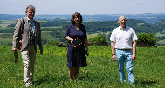 Projektleiter Frithjof Schwartz, Finanzstaatssekretärin Gisela Splett, SSG-Geschäftsführer Michael Hörrmann auf dem Hohentwiel / Foto: Sophie zu Löwenstein, Staatliche Schlösser und Gärten Baden-Württemberg
