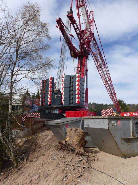 Für die Montage des Skywalk und des 33 Meter hohen Turms wird ein mobiler Großkran benötigt, der eine Last von bis zu 700 Tonnen bewegen kann.