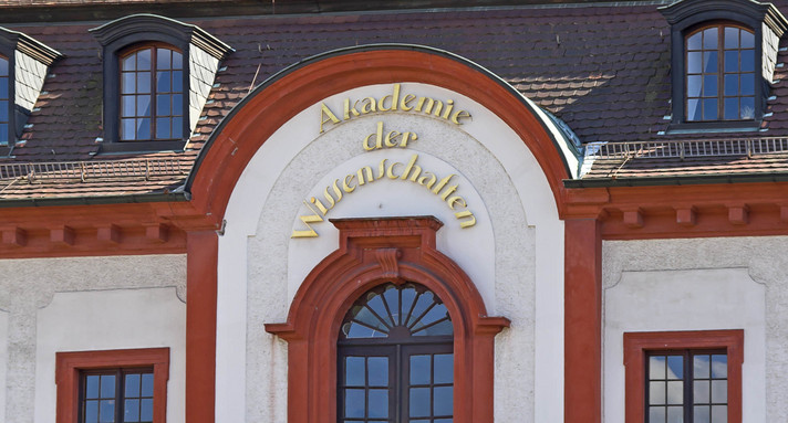 Eingangsportal der Heidelberger Akademie der Wissenschaften mit barocker Fassade.